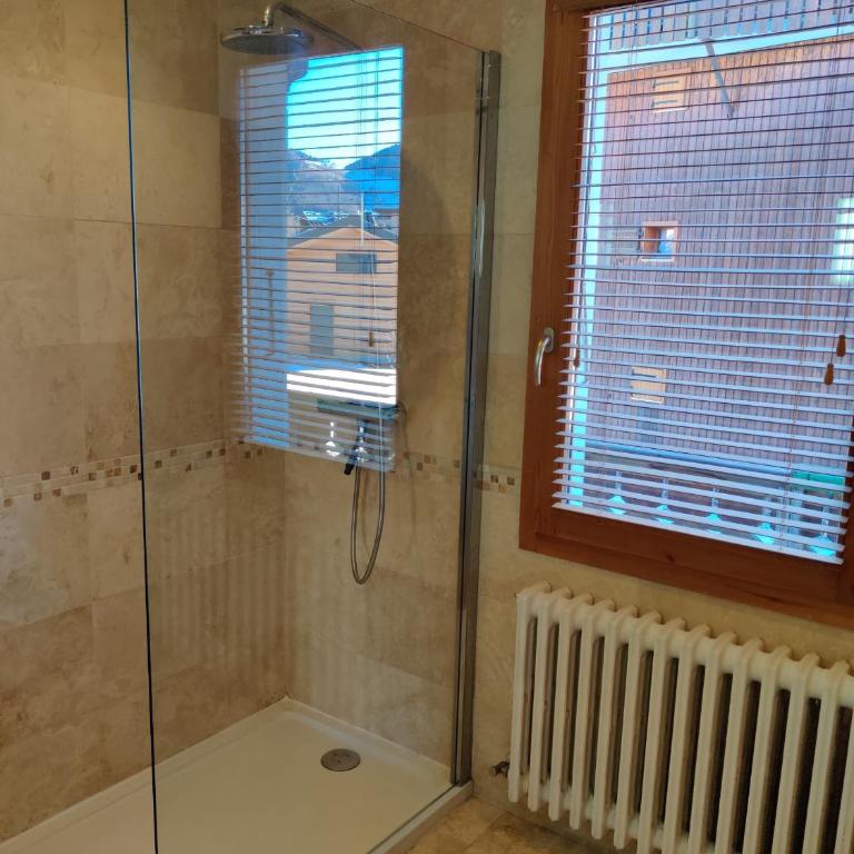 Spacious Ski Chalet In Traditional French Village, sleeps 8, Four Star with fibre broadband - Chalet - 52