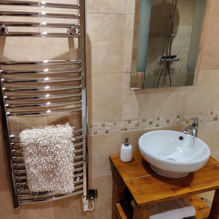 Spacious Ski Chalet In Traditional French Village, sleeps 8, Four Star with fibre broadband - Chalet - 51