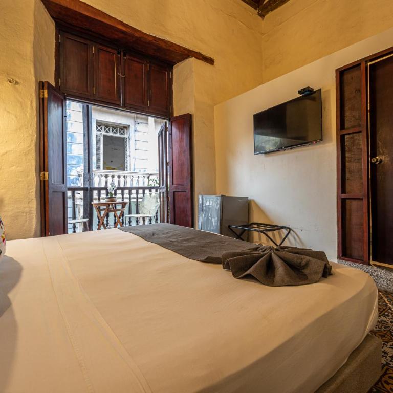 Casa Bugó Centro Histórico - Habitación Doble Deluxe con balcón - 8