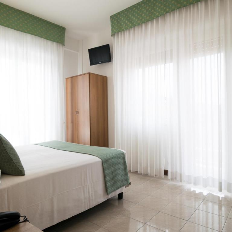 Hotel Pacific - Camera Familiare Superior - 2