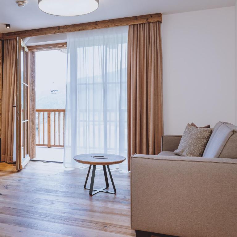 ZAGLGUT Premium Hotel & Chalets, Zell am See-Kaprun - Wellness & Infinity Pool, Air Conditioning, Panoramic Views & Summer Card Included - Suite mit Seeblick und Badewanne - 2
