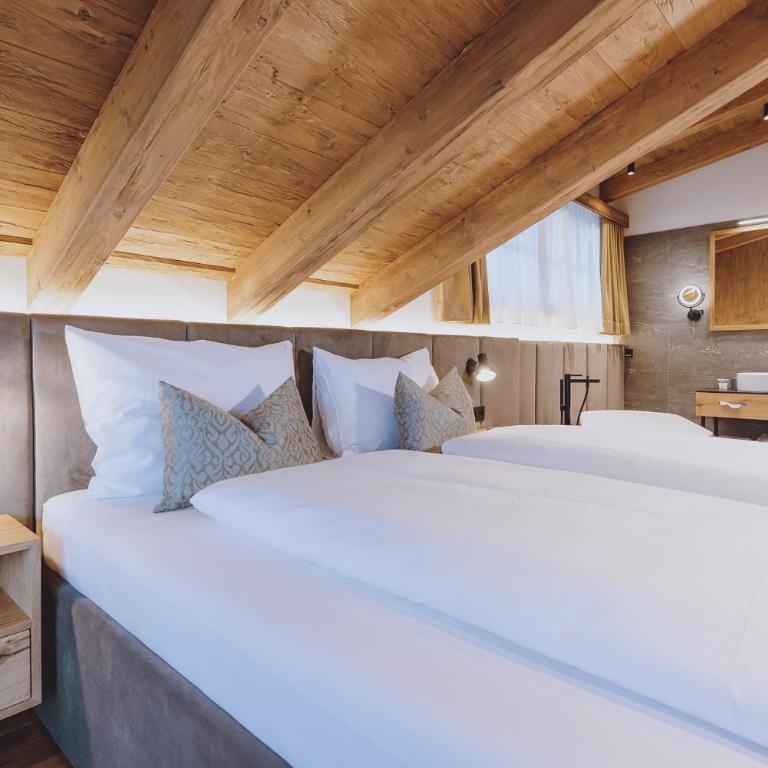 ZAGLGUT Premium Hotel & Chalets, Zell am See-Kaprun - Wellness & Infinity Pool, Air Conditioning, Panoramic Views & Summer Card Included - Suite mit Seeblick und Badewanne - 4