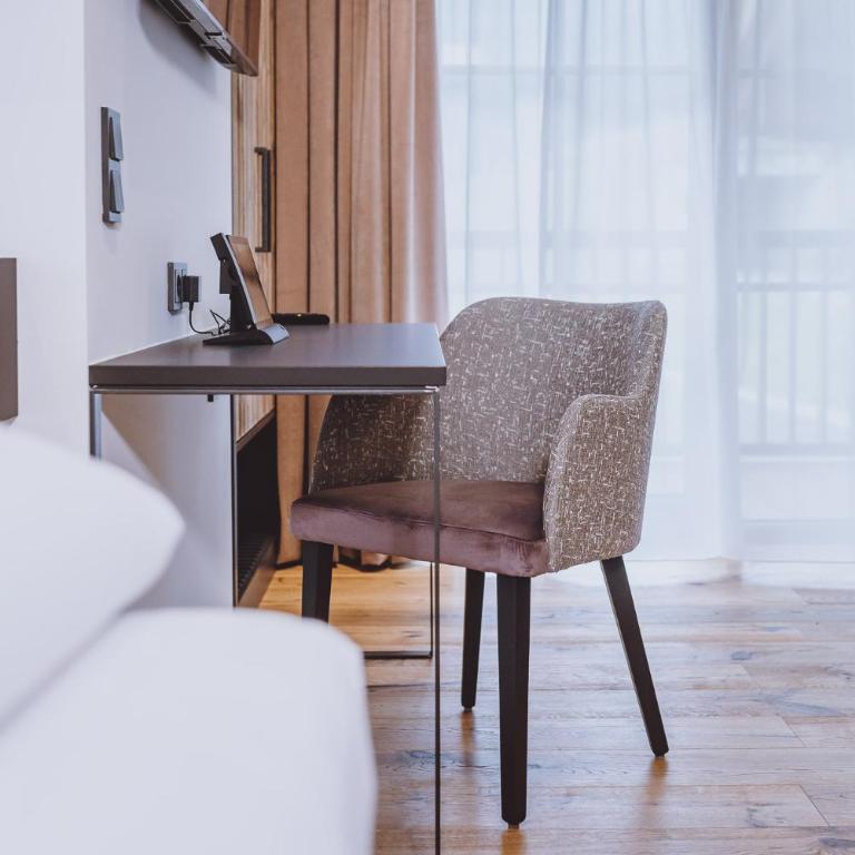 ZAGLGUT Premium Hotel & Chalets, Zell am See-Kaprun - Wellness & Infinity Pool, Air Conditioning, Panoramic Views & Summer Card Included - Junior Suite Panorama - 3
