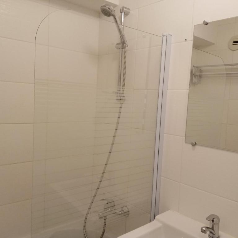Appartement moderne avec terrasse, 6 personnes, parking inclus - FR-1-198-217 - Appartement (6 Adultes) - 7
