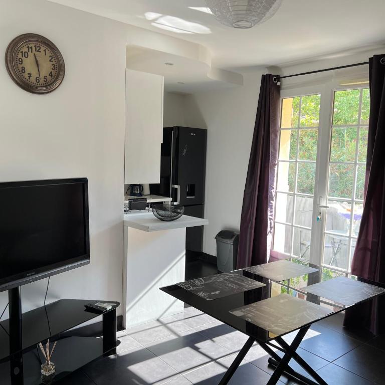 L'appart Isa&Marc T2 avec rez-de-jardin (bus aéroport) tout équipé pour 4 personnes; - Appartement 1 Chambre - 8