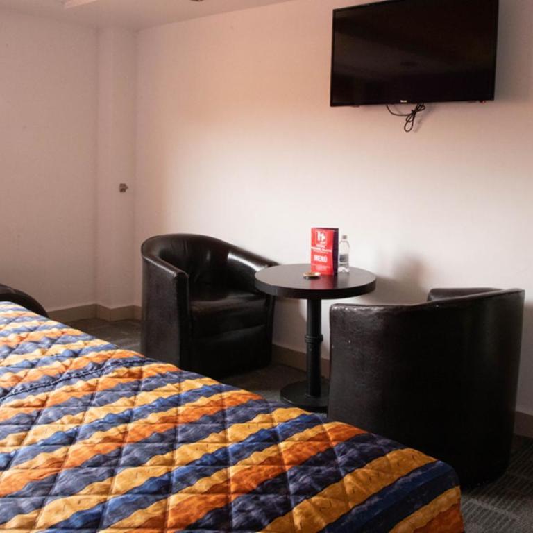 Hotel Rossel Plaza - Standard Queen Room - 11