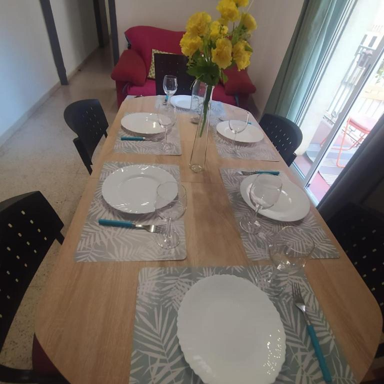 Céntrico piso con aparcamiento gratuito - Apartment - 53