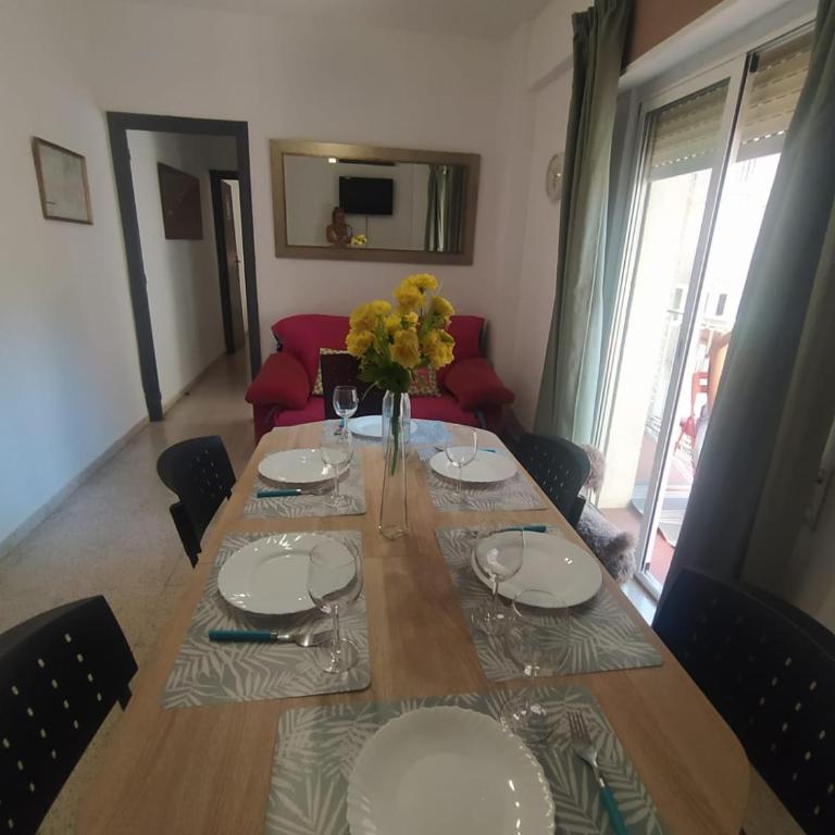 Céntrico piso con aparcamiento gratuito - Apartment - 52