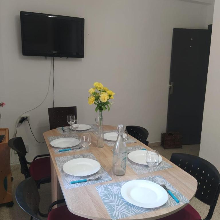 Céntrico piso con aparcamiento gratuito - Apartment - 50
