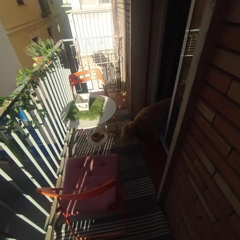 Céntrico piso con aparcamiento gratuito - Apartment - 84