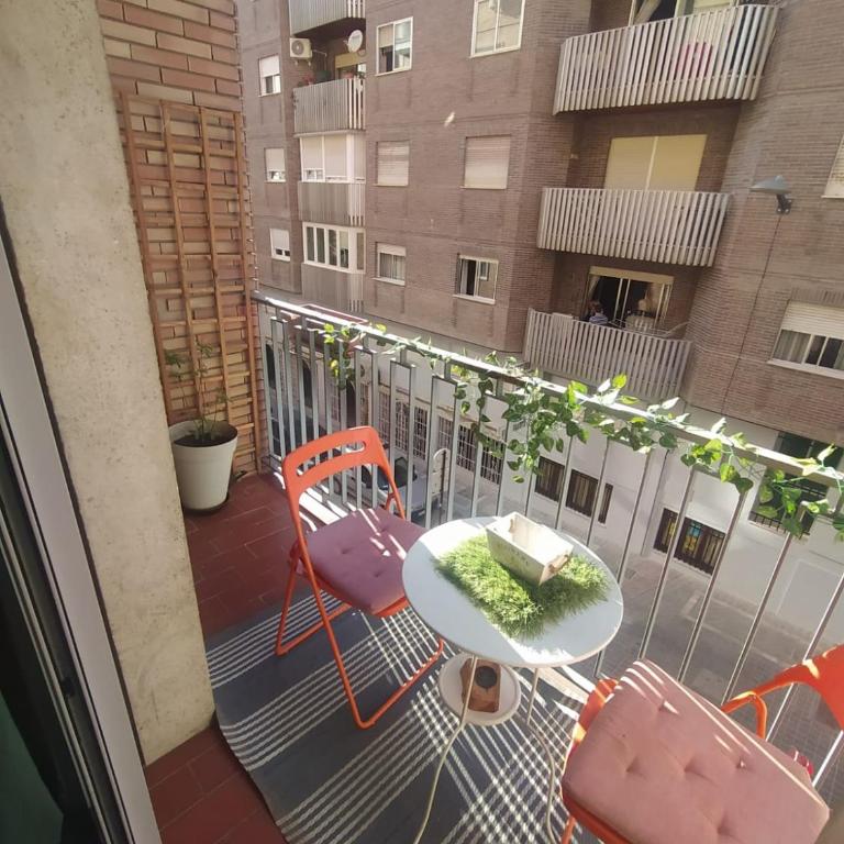 Céntrico piso con aparcamiento gratuito - Apartment - 82
