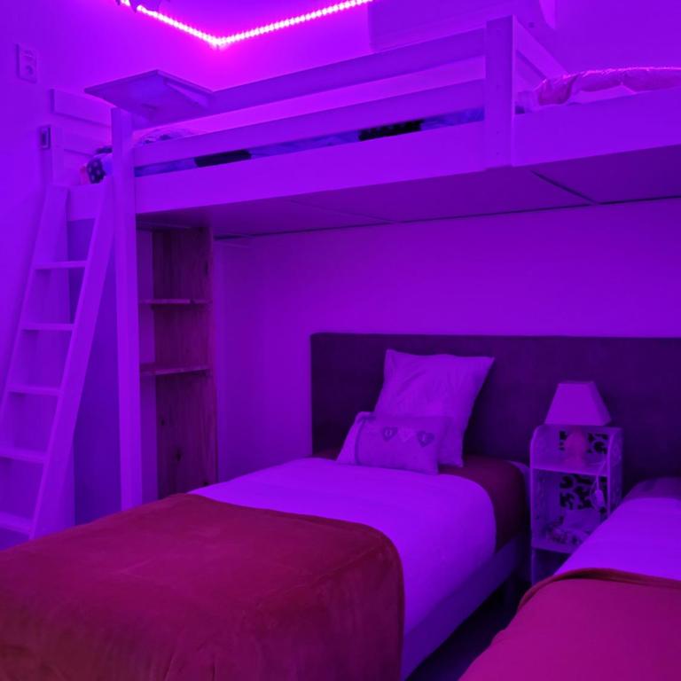 Chambre d hôtes AU CŒUR DES OLIVIERS - Chambre Triple avec Salle de Bains Privative - 17