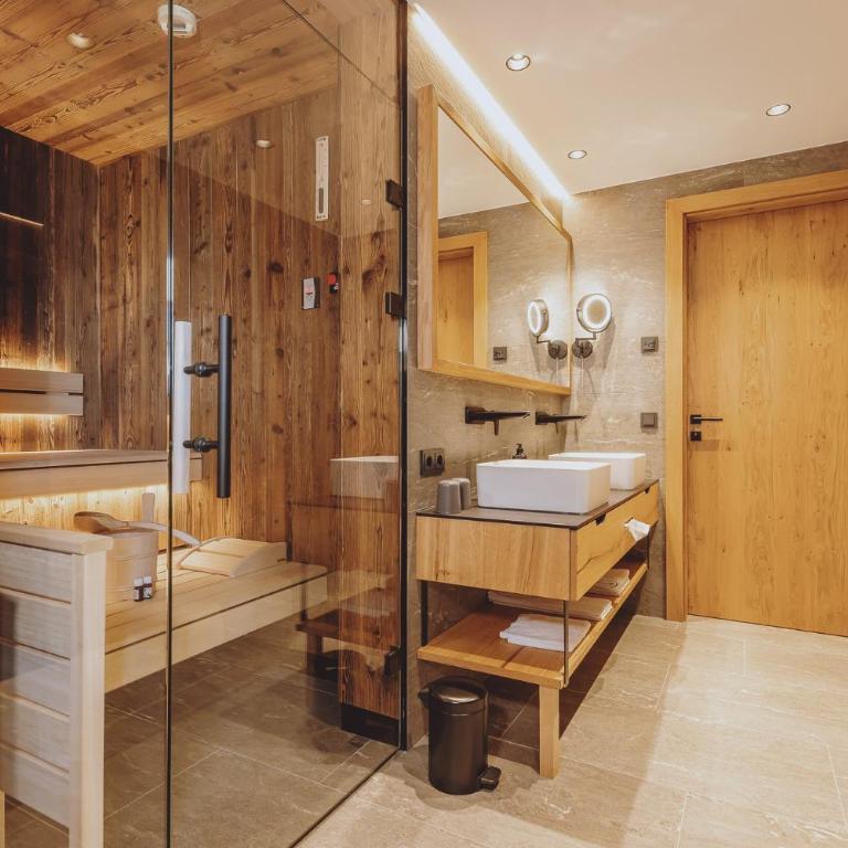 ZAGLGUT Premium Hotel & Chalets, Zell am See-Kaprun - Wellness & Infinity Pool, Air Conditioning, Panoramic Views & Summer Card Included - Suite mit Sauna und Badewanne - 7