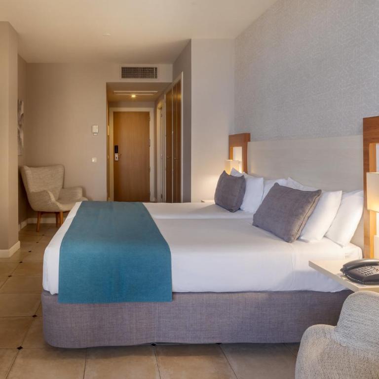 Ilunion Fuengirola - Habitación Doble con vistas laterales al mar - 1 o 2 camas - 4