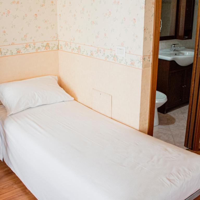 ApartHotel Capitelli - Camera Tripla Comfort con Doccia - 5