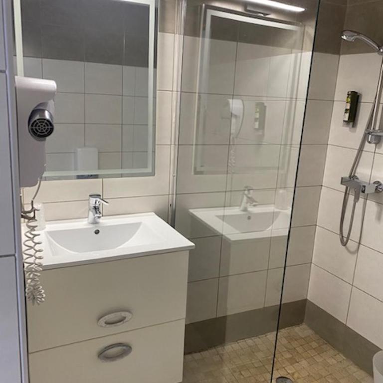 LOGIS Hôtel Restaurant La Chaumière - Chambre Double Classique avec Douche - 7