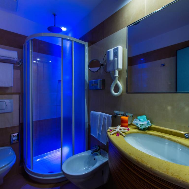 Hotel Ariane - BEACHFRONT, XXL Breakfast & Sea View - Camera Quadrupla con Vista Mare - 11