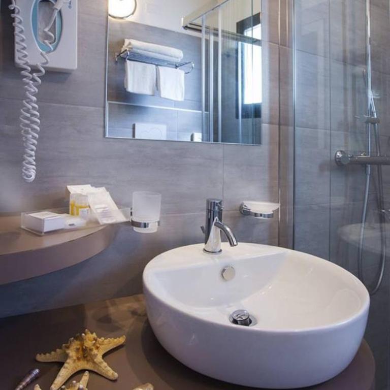 Hotel Ambassador - Deluxe Double or Twin Room - 5