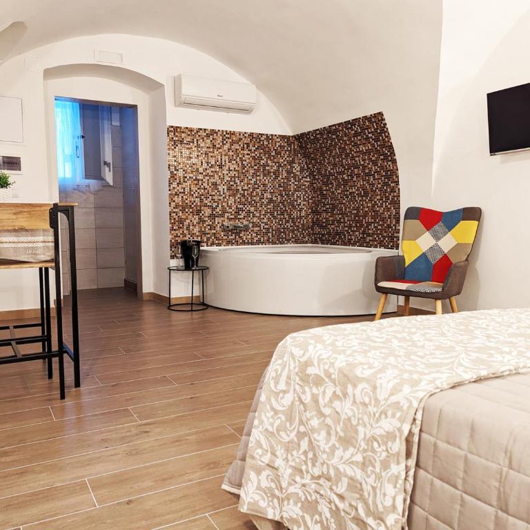 Dama Suites Romantic Private Jacuzzi Bari - Appartamento con 1 Camera da Letto - 1