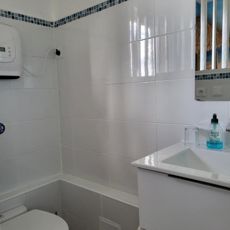 Chambre d hôtes AU CŒUR DES OLIVIERS - Chambre Double avec Salle de Bains Privative - 17