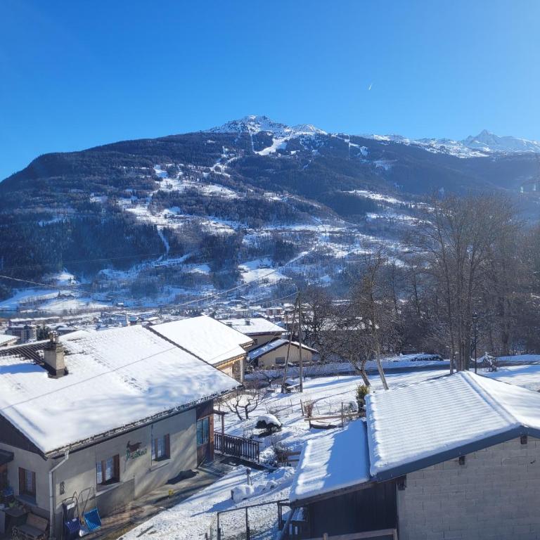 gîteduruisseau73, maison entière au coeur des Alpes, terrasse exposée sud, garage clos, 2 chambres, 2 salle de bains, en bordure de forêt, calme, détente et repos assurés ! - Maison 2 Chambres - 3