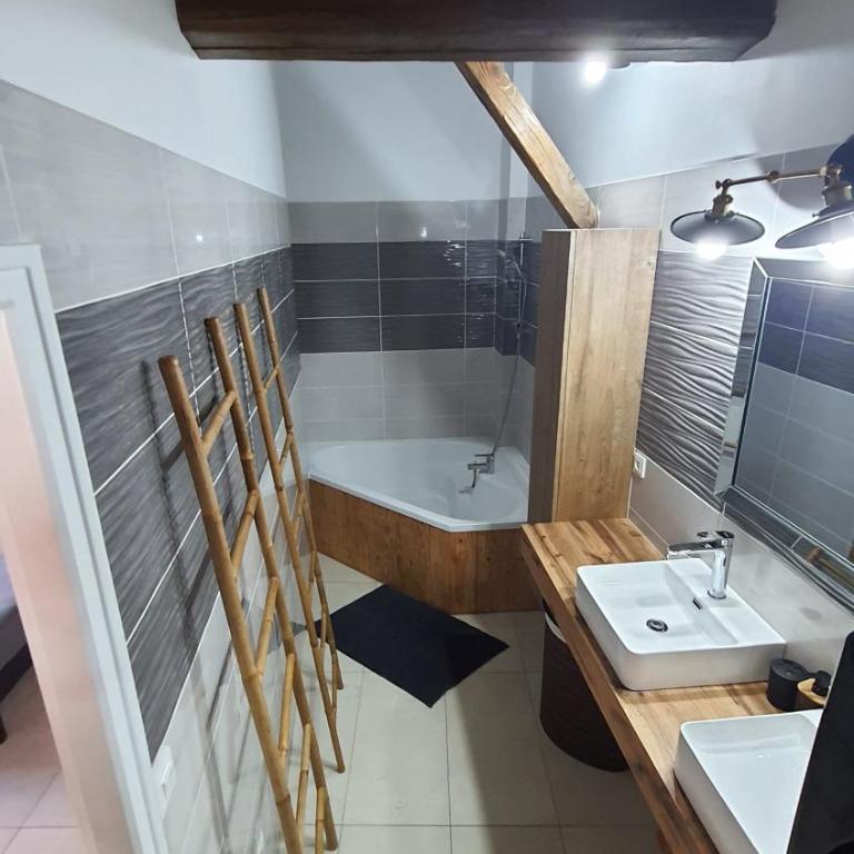 Beau T4 au cœur du centre ville - Three-Bedroom Apartment - 16