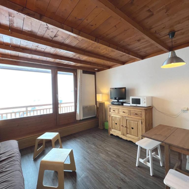 Appartement 6 places, superbe vue face à la montagne, 50m des pistes - Appartamento con 2 Camere da Letto - 1