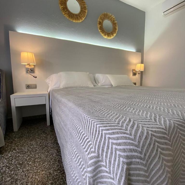 Hostal Pitiusa - Habitación Doble con baño privado - 2 camas - 13