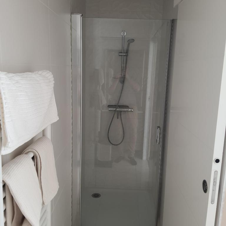 Jolie suite parentale, chambre et salle d'eau, avec son coin de verdure à 5 minutes à pied du centre ville - Chambre Double avec Salle de Bains Privative - 14