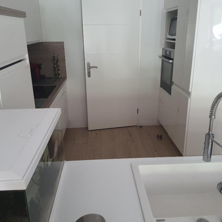Jolie suite parentale, chambre et salle d'eau, avec son coin de verdure à 5 minutes à pied du centre ville - Chambre Double avec Salle de Bains Privative - 15