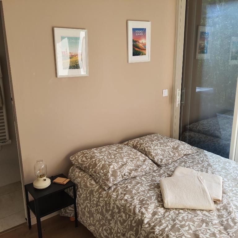 Jolie suite parentale, chambre et salle d'eau, avec son coin de verdure à 5 minutes à pied du centre ville - Chambre Double avec Salle de Bains Privative - 4