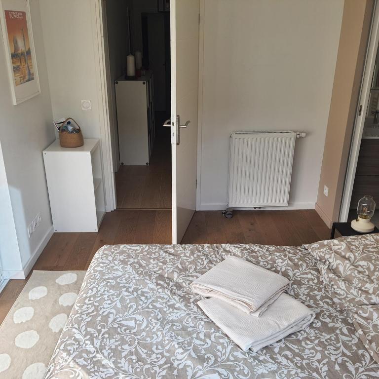Jolie suite parentale, chambre et salle d'eau, avec son coin de verdure à 5 minutes à pied du centre ville - Chambre Double avec Salle de Bains Privative - 6