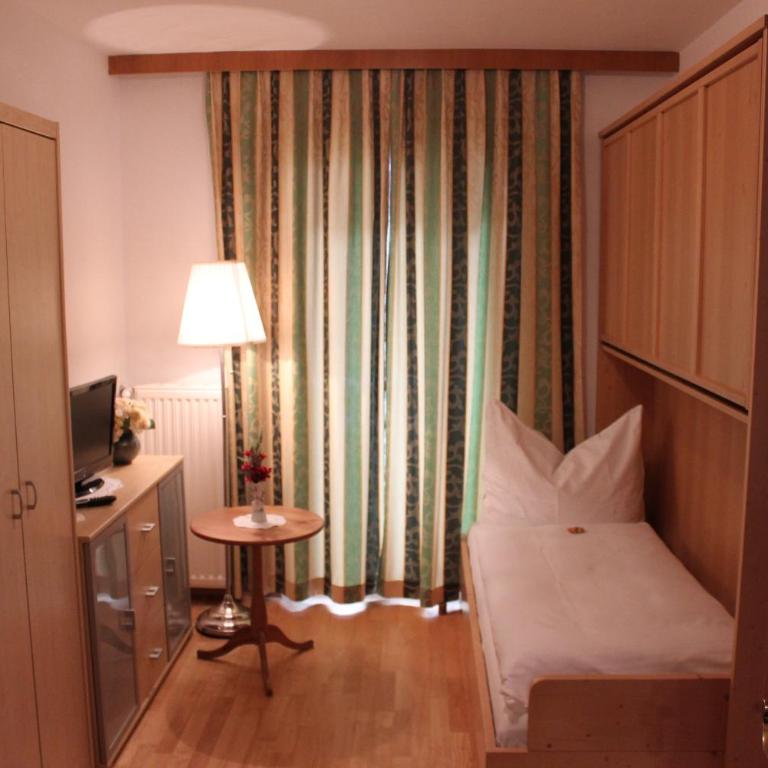 Pension Wolfgangsee - Mehrbettzimmer mit Blick auf den Garten - 2