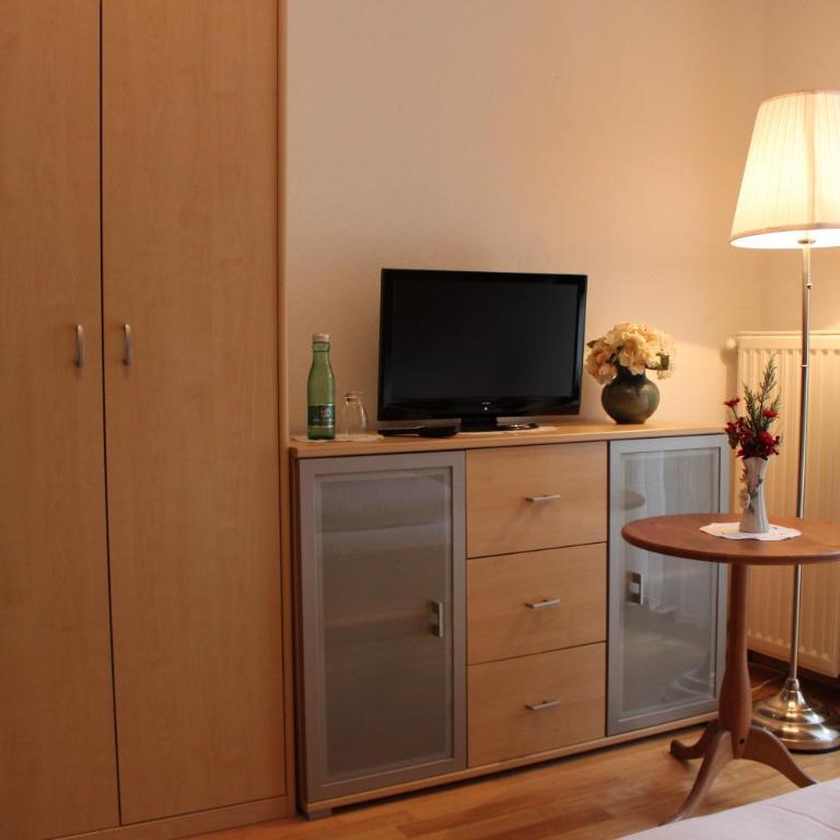 Pension Wolfgangsee - Mehrbettzimmer mit Blick auf den Garten - 3