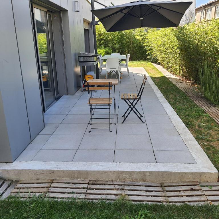 Jolie suite parentale, chambre et salle d'eau, avec son coin de verdure à 5 minutes à pied du centre ville - Chambre Double avec Salle de Bains Privative - 25