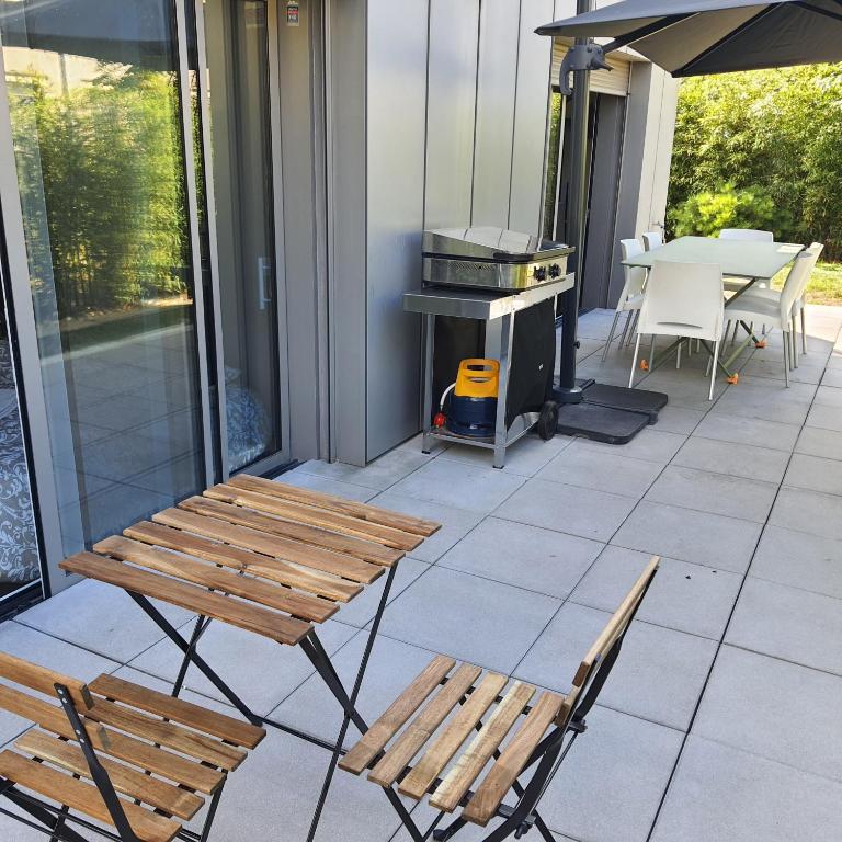 Jolie suite parentale, chambre et salle d'eau, avec son coin de verdure à 5 minutes à pied du centre ville - Chambre Double avec Salle de Bains Privative - 24