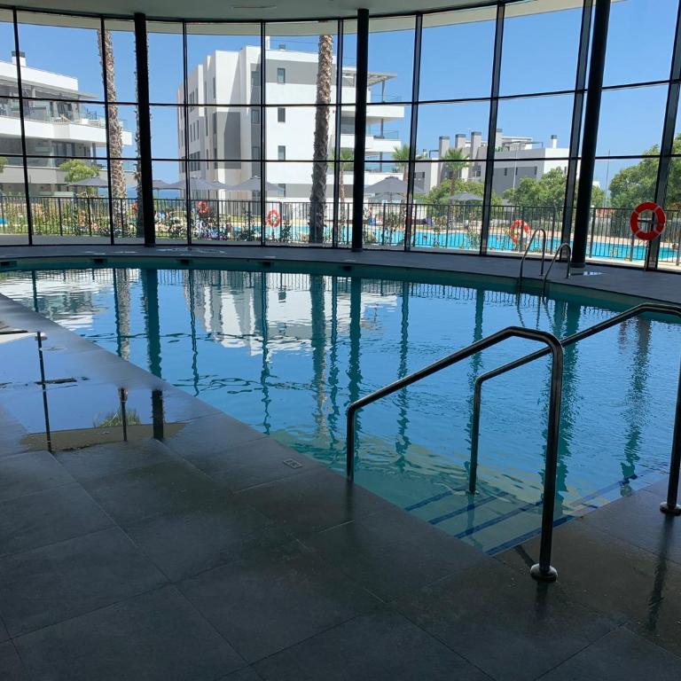 CASA CASU NEW STUNNING 3 BED RAISED GROUND FLOOR APARTMENT & HUGE BALCONY WITH SEA POOL & MOUNTAIN VIEW INDOOR & OUTDOOR SWIMMING POOLS & GYM WALKING DISTANCE TO BEACH PORT Estepona TRAVELLER AWARD 2023 - Three-Bedroom Apartment - 9
