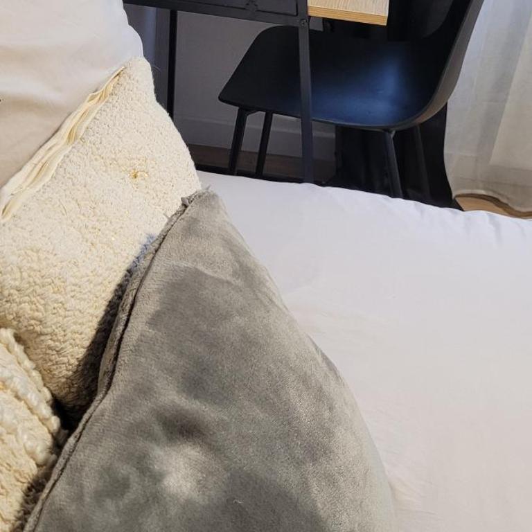 AMJA Proche clinique Saint-Roch apt 3 chambres 3 salles de bain parking gratuit idéal famille groupe coworking 10 min centre ville 10 min plage 5 min sortie autoroute - Three-Bedroom Apartment - 12