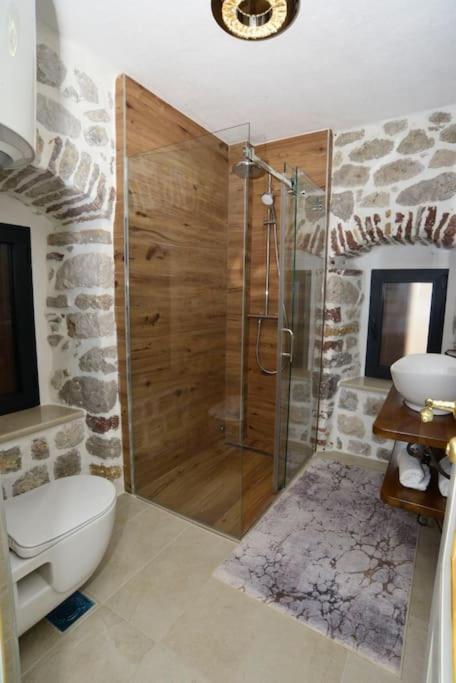 Waterfront Villa in Muo - Three-Bedroom Villa - 25