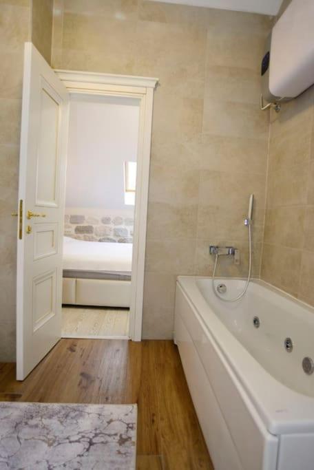 Waterfront Villa in Muo - Three-Bedroom Villa - 26