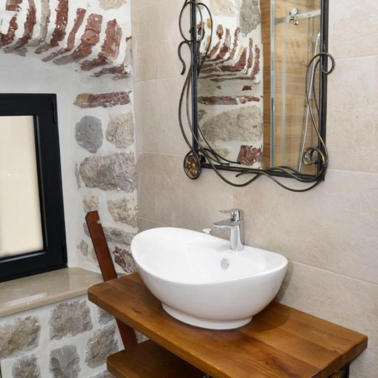 Waterfront Villa in Muo - Three-Bedroom Villa - 24