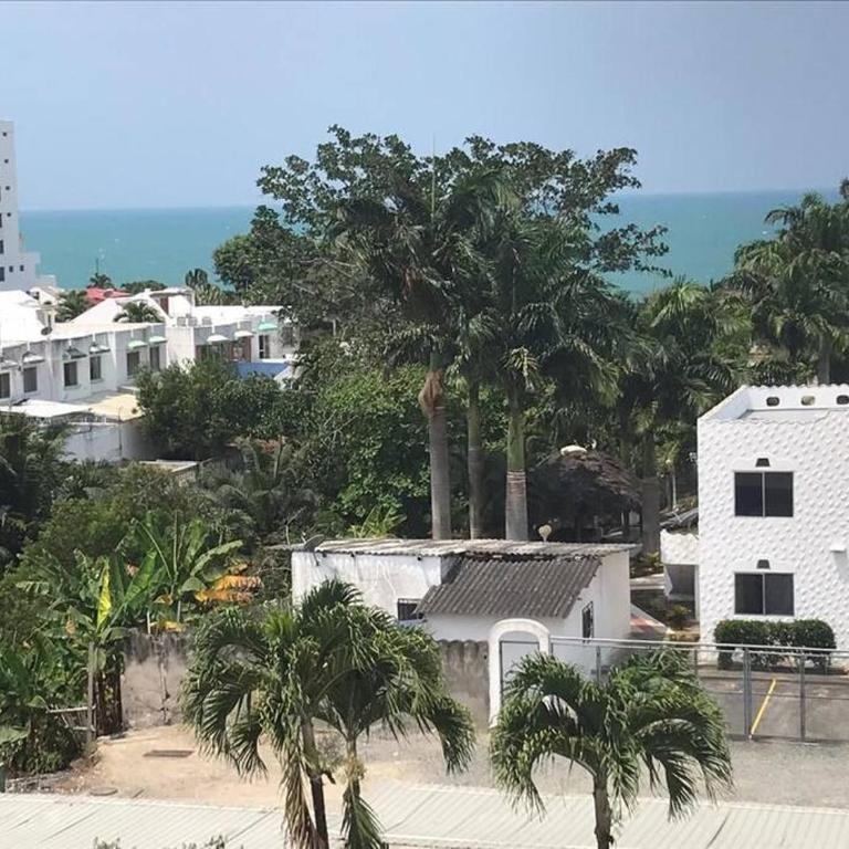 Departamento completo con piscina Tonsupa - Three-Bedroom Apartment - 11