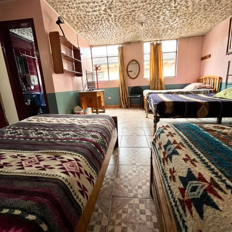 Hostal Carlos Luis - Habitación Cuádruple con baño privado - 2