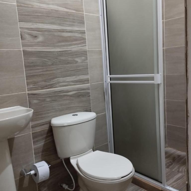 Aparta-Hotel LENEMBERGER - Habitación Familiar con baño privado - 2