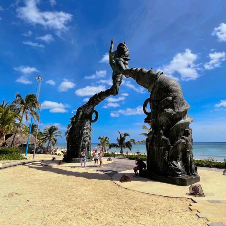 Playa del Carmen Downtown Studio with Rooftop Pool - Walk to 5th Ave & the Beach - Estudio con cama extragrande y sofá cama - 1