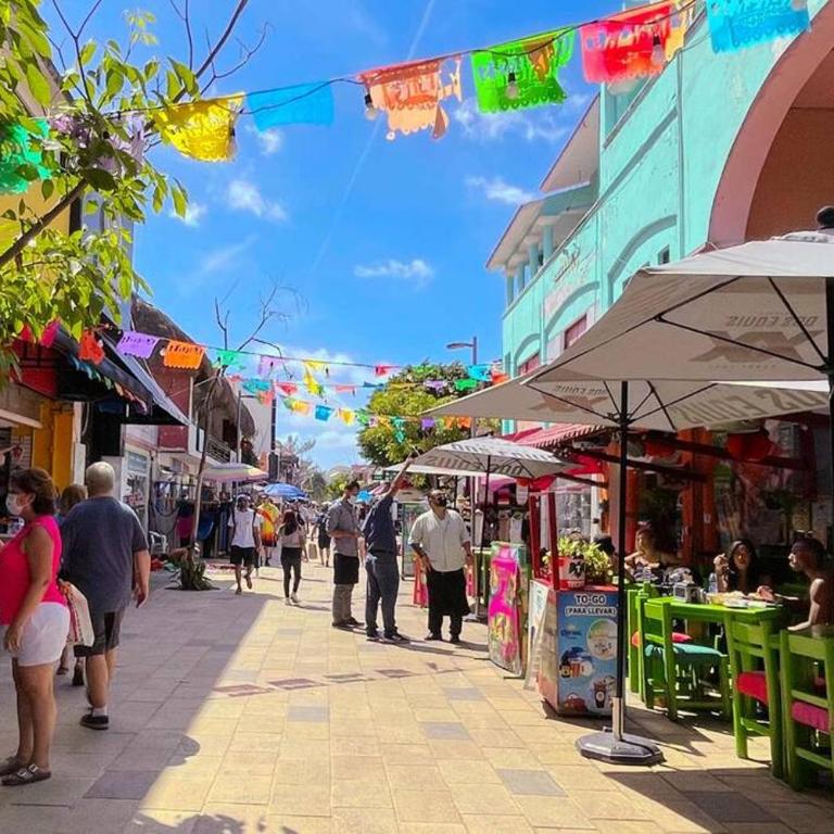 Playa del Carmen Downtown Studio with Rooftop Pool - Walk to 5th Ave & the Beach - Estudio con cama extragrande y sofá cama - 77