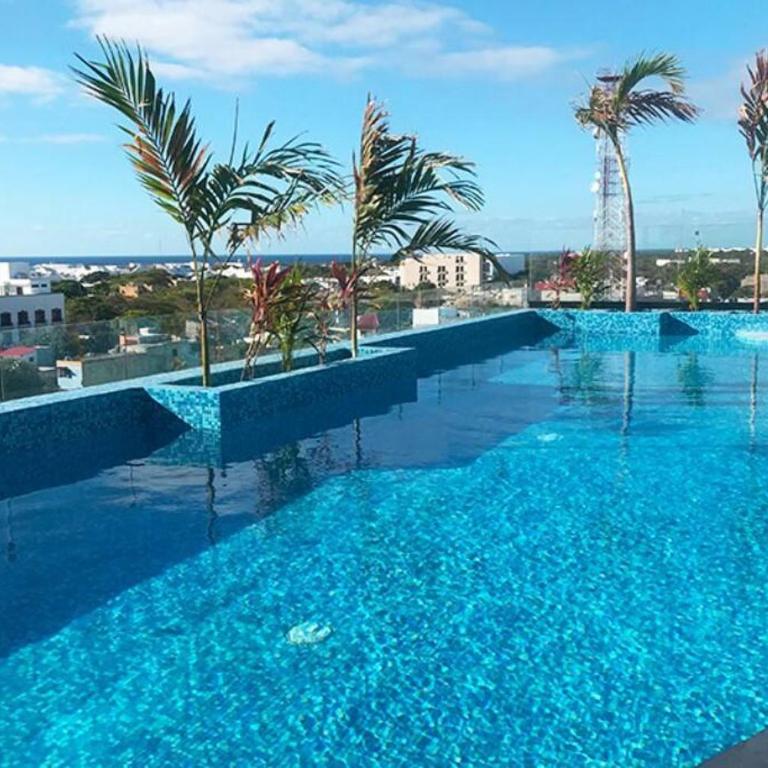Playa del Carmen Downtown Studio with Rooftop Pool - Walk to 5th Ave & the Beach - Estudio con cama extragrande y sofá cama - 5