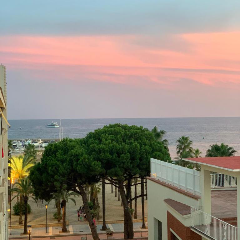 SOLIMAR 10 SALOU Solo FAMILIAS con Parking y piscina - Two-Bedroom Apartment - 84