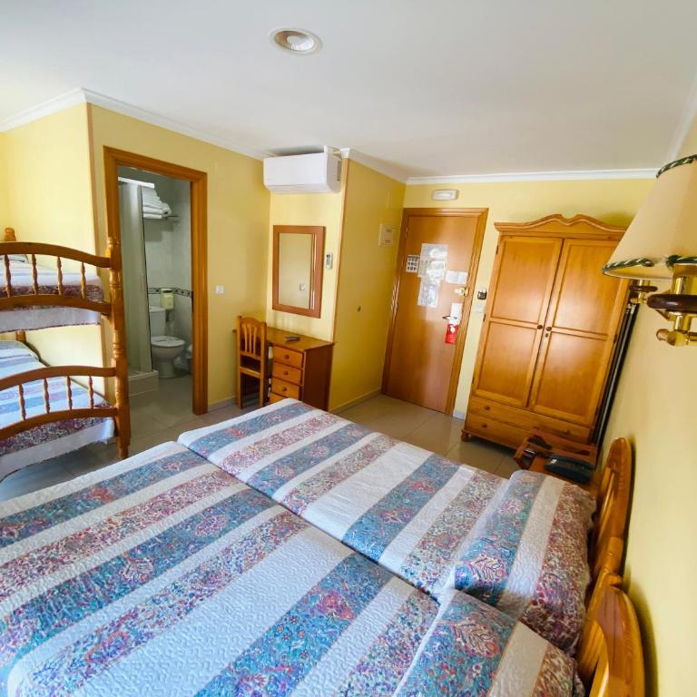 Hostal L'Anfora - Habitación Cuádruple con vistas al mar - 2