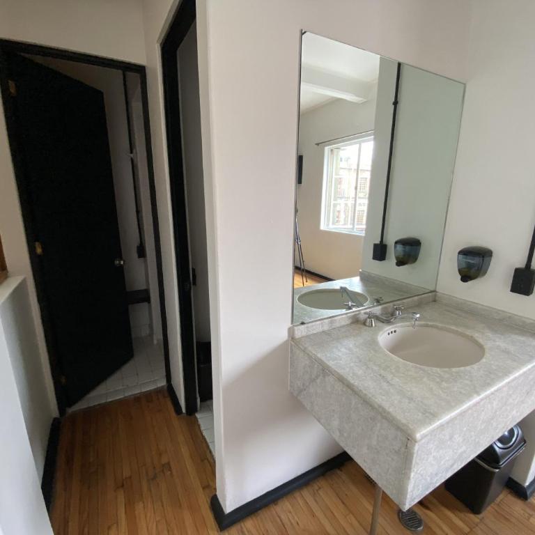Hostel Mundo Joven Catedral - Queen Room with Private Bathroom - 3